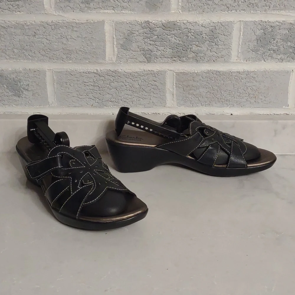 Clark's Bendables Women's Black Leather Laser Cutout Slip On Sandals Size 9.5